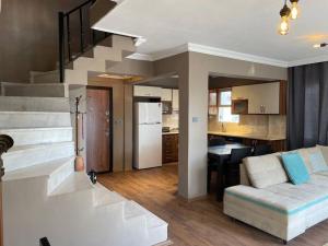 Kuchyň nebo kuchyňský kout v ubytování Central Cozy Villa 5 Min to Beach