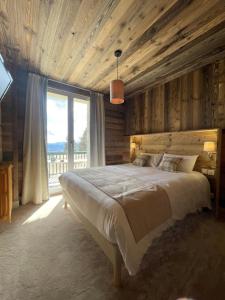 A bed or beds in a room at Hotel des Pyrénées