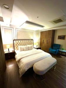 Un pat sau paturi într-o cameră la Mirhaa Homes # 1 -Gold Crest Mall One Bed Apartment By Dr - Subhan Shahid