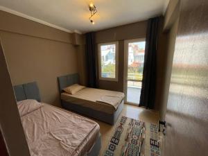 Postel nebo postele na pokoji v ubytování Central Cozy Villa 5 Min to Beach
