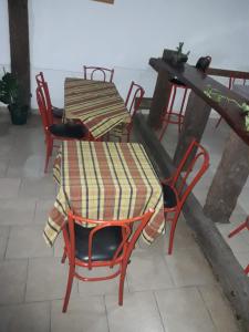una mesa y sillas con un mantel en La Posada del Rey en Mina Clavero