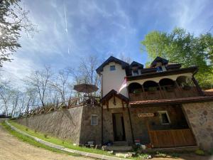 ein Gebäude mit Balkon darüber in der Unterkunft Kuca za odmor ,,Balkan” in Crni Vrh