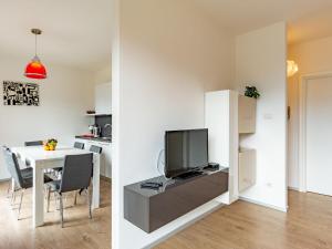 Μια τηλεόραση ή/και κέντρο ψυχαγωγίας στο Apartment Superior by Interhome