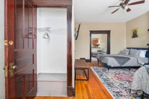 an open door to a bedroom with a bed at Perfect for families in Soulard