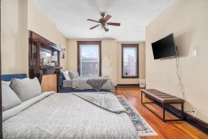 a bedroom with a bed and a ceiling fan at Perfect for families in Soulard