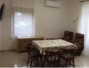 d'une salle à manger avec une table, des chaises et une fenêtre. dans l'établissement Lomb Nyaraló, à Harkány