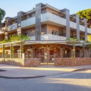 a building on a street in front of a building at Hôtel La Ménado in Cavalaire-sur-Mer