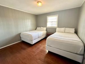 En eller flere senge i et værelse på Cottage 14- Lees Ford Marina