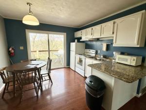 Køkken eller tekøkken på Cottage 14- Lees Ford Marina