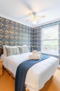 a bedroom with two beds and a ceiling fan at Bright 3 Bedroom House Near King's Cross StPancras in London