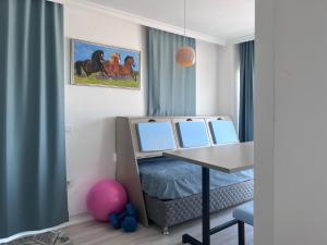 una cameretta per bambini con una scrivania e un tavolo di Love of Bodrum House a Bodrum City