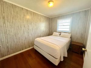 En eller flere senge i et værelse på Cottage 12 Lees Ford Marina