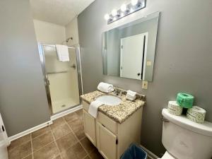 Cottage 7 Lees Ford Marina في Nancy: حمام مع حوض ومرحاض ومرآة