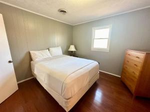 a bedroom with a large white bed and a window at Cottage 8Lees Ford Marina in Nancy