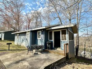 uma pequena casa azul com uma mesa e um grelhador em Cottage 16 Lees Ford Marina em Nancy