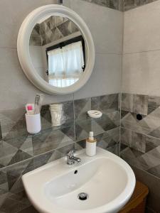 uma casa de banho com um lavatório e um espelho em CASA VACANZE CANAL GRECO - B&B em Castrovillari