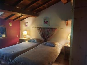 A bed or beds in a room at Domaine La Sauzette