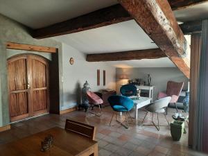 ein Wohnzimmer mit Stühlen und einem Tisch in der Unterkunft Domaine La Sauzette in Cazilhac