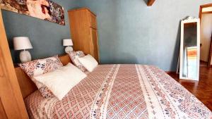 una camera da letto con un letto con due lampade sopra di Maison de 4 chambres avec piscine partagee terrasse amenagee et wifi a Puy l'Eveque a Puy-lʼÉvêque