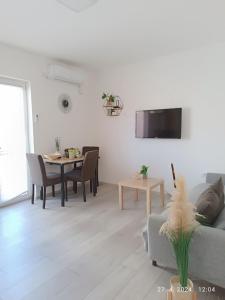 a living room with a couch and a table at Sunčani apartman 2 in Krupanj