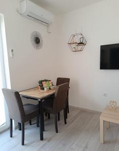 TV a/nebo společenská místnost v ubytování Sunčani apartman 2 + 17 fotografií