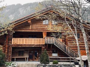 0 Simple - The Heiti Lodge في Gsteig: كابينة خشب امامها درج