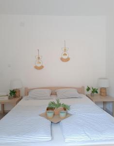 Tempat tidur dalam kamar di Sunčani apartman 2