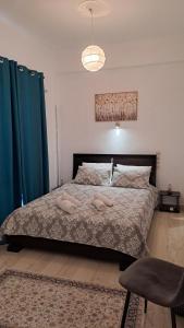 1 dormitorio con 1 cama con 2 almohadas en KONSTANTINA Rental Rooms, en Menídion