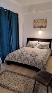 1 dormitorio con 1 cama grande y cortinas azules en KONSTANTINA Rental Rooms, en Menídion