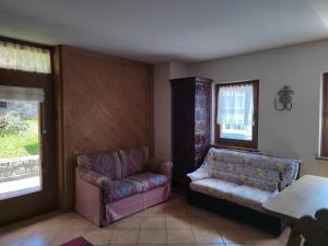 - un salon avec un canapé et une chaise dans l'établissement Casa Lita e Jay a Vinigo, à Vinigo