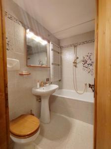 La salle de bains est pourvue de toilettes, d'un lavabo et d'une baignoire. dans l'établissement Casa Lita e Jay a Vinigo, à Vinigo