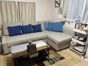 sala de estar con sofá y almohadas azules en Naotoko Minpaku #HG1, en Tokio