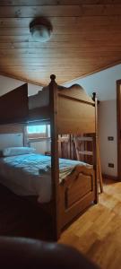 Ce lit superposé se trouve dans un dortoir doté d'un plafond en bois. dans l'établissement Casa Lita e Jay a Vinigo, à Vinigo