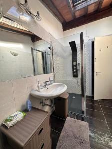 a bathroom with a sink and a mirror at Karivi - Poma in Florence