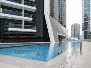 une piscine sur le toit d'un bâtiment dans l'établissement Frank Porter - Marquise Square, à Dubaï