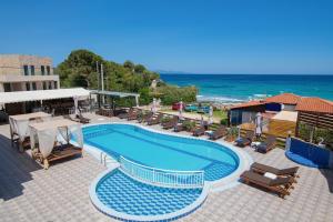 Bazén v ubytovaní Amarylis Beachfront Studios alebo v jeho blízkosti