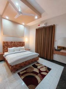 Ліжко або ліжка в номері Hotel Galaxy Inn Multan