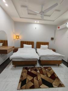 Een bed of bedden in een kamer bij Hotel Galaxy Inn Multan
