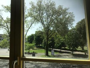 una ventana con vistas a un parque en Hotel Bar Restaurant Couleurs Sud, en Charleville-Mézières