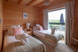 Ένα ή περισσότερα κρεβάτια σε δωμάτιο στο Wood Cabin 1 At Tapnell Farm +30 φωτογραφίες
