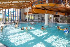 a group of people swimming in a swimming pool at Moderne Ferienwohnung Meerestraum in Dangast in Varel