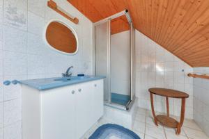 a bathroom with a sink and a shower and a stool at Maison pour 8 avec jardin entre Plages et Golfe in Sarzeau +10 photos