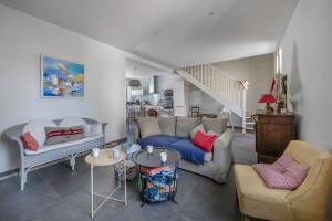 a living room with a couch and chairs at 500m Plage des Libraires - Maison 4 chambres in Pornichet