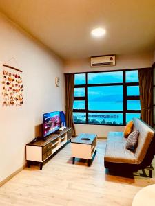 Maison life 小居屋 Jesselton Quay CityPads的电视和/或娱乐中心