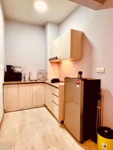 Maison life 小居屋 Jesselton Quay CityPads的厨房或小厨房