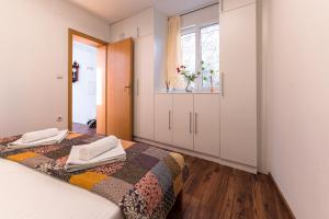 - une petite chambre avec 2 lits et une fenêtre dans l'établissement Villa Old Town, à Šibenik