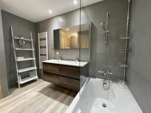 聖索林達爾沃的住宿－Chalet Triplex - 6 personnes，带浴缸、水槽和淋浴的浴室