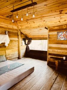 una camera da letto con letto in una camera in legno di An Homestay a Di Linh