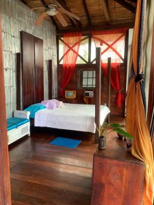 1 dormitorio con 1 cama en una habitación en Casa heysol en Bahía de Caráquez