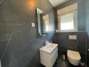 Ein Badezimmer in der Unterkunft Apartment Perlita